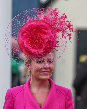 Foto de Un corredor de carreras con un vestido rosa y sombrero durante el Gran Día Nacional de Randox 2024 en el hipódromo de Aintree, Liverpool, Reino Unido, 13 de abril 202 - Imagen libre de derechos