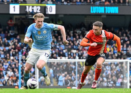 Photo for Kevin De Bruyne of Manchester City breaks forward with the ball, during the Premier League match Manchester City vs Luton Town at Etihad Stadium, Manchester, United Kingdom, 13th April 202 - Royalty Free Image