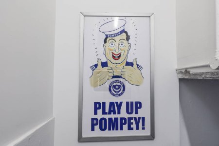 Foto de Juega póster Pompeyo en el área del túnel durante el Sky Bet League 1 partido Portsmouth vs Barnsley en Fratton Park, Portsmouth, Reino Unido, 16 de abril 202 - Imagen libre de derechos