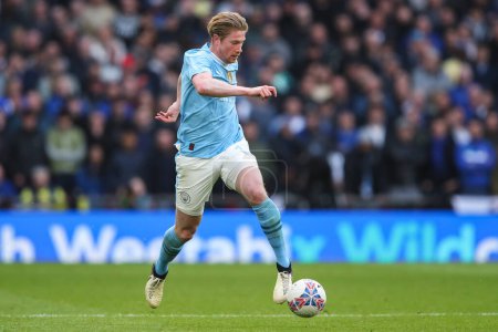 Photo for Kevin De Bruyne of Manchester City breaks with the ball during the Emirates FA Cup Semi-Final match Manchester City vs Chelsea at Wembley Stadium, London, United Kingdom, 20th April 202 - Royalty Free Image