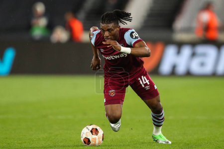 Photo for Mohammed Kudus of West Ham United in action during the UEFA Europa League Quarter-Final match West Ham United vs Bayer 04 Leverkusen at London Stadium, London, United Kingdom, 18th April 202 - Royalty Free Image