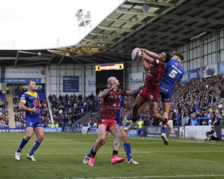 Photo for Umyla Hanley of Leigh Leopards and Matty Ashton of Warrington Wolves compete for a high ball during the Betfred Super League Round 8 match Warrington Wolves vs Leigh Leopards at Halliwell Jones Stadium, Warrington, United Kingdom, 20th April 202 - Royalty Free Image