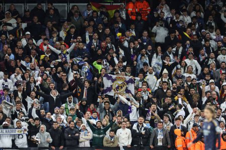 Foto de Aficionados del Real Madrid durante la final del trimestre de la Liga de Campeones de la UEFA Manchester City vs Real Madrid en el Etihad Stadium, Manchester, Reino Unido, 17 de abril 202 - Imagen libre de derechos