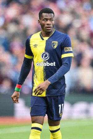 Téléchargez les photos : Dango Ouattara de Bournemouth lors du match de Premier League Aston Villa vs Bournemouth à Villa Park, Birmingham, Royaume-Uni, 21 avril 202 - en image libre de droit