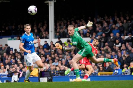Photo for Jordan Pickford of Everton watches as Morgan Gibbs-White of Nottingham Forest has a shot at goal during the Premier League match Everton vs Nottingham Forest at Goodison Park, Liverpool, United Kingdom, 21st April 202 - Royalty Free Image