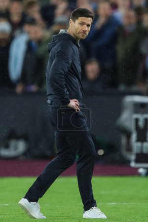 Foto de Xabi Alonso manager de Bayer Leverkusen reacciona durante el partido de cuartos de final de la UEFA Europa League West Ham United vs Bayer 04 Leverkusen en el London Stadium, Londres, Reino Unido, 18 de abril 202 - Imagen libre de derechos