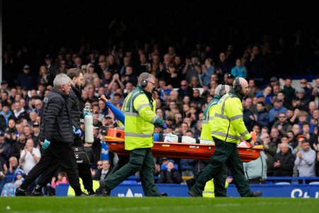 Photo for Beto of Everton gives thumbs up to the crowd as he is carried off the pitch on a stretcher during the Premier League match Everton vs Nottingham Forest at Goodison Park, Liverpool, United Kingdom, 21st April 2024 - Royalty Free Image