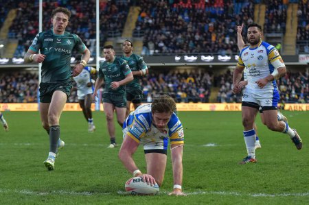 Photo for Paul Momirovski of Leeds Rhinos scores a try making the scores 4-0 during the Betfred Super League Round 8 match Leeds Rhinos vs Huddersfield Giants at Headingley Stadium, Leeds, United Kingdom, 19th April 202 - Royalty Free Image