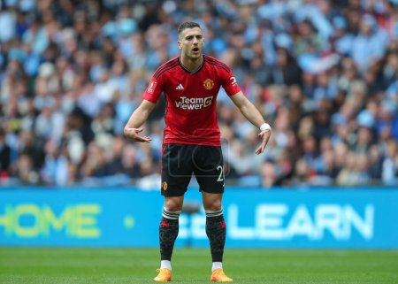 Photo for Diogo Dalot of Manchester United encourages, during the Emirates FA Cup Semi-Final match Coventry City vs Manchester United at Wembley Stadium, London, United Kingdom, 21st April 202 - Royalty Free Image