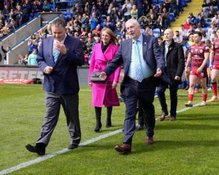 Photo for Sir Lindsay Hoyle leads out the teams with family members to remember former MP Doug Hoyle who died this week during the Betfred Super League Round 8 match Warrington Wolves vs Leigh Leopards at Halliwell Jones Stadium, Warrington, United Kingdom, 20 - Royalty Free Image
