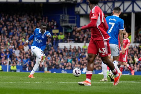 Foto de Idrissa Gueye de Everton marca un gol para hacerlo 1-0 durante el partido de la Premier League Everton vs Nottingham Forest en Goodison Park, Liverpool, Reino Unido, 21 de abril 202 - Imagen libre de derechos