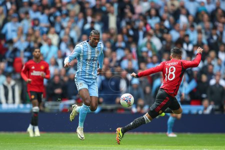 Photo for Haji Wright of Coventry City breaks passed Casemiro of Manchester United, during the Emirates FA Cup Semi-Final match Coventry City vs Manchester United at Wembley Stadium, London, United Kingdom, 21st April 202 - Royalty Free Image