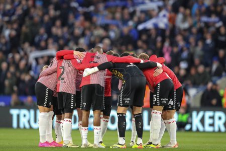 Photo for Southampton have a group huddle ahead of kickoff during the Sky Bet Championship match Leicester City vs Southampton at King Power Stadium, Leicester, United Kingdom, 23rd April 202 - Royalty Free Image