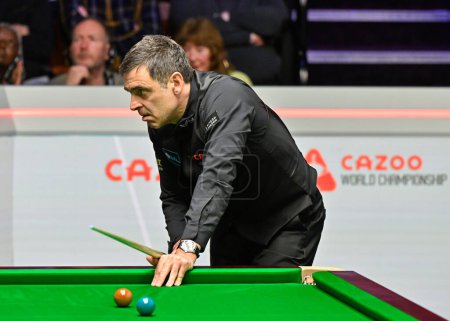 Photo for Ronnie O'Sullivan reacts to a foul given against him, during the Cazoo World Championships 2024 at Crucible Theatre, Sheffield, United Kingdom, 24th April 202 - Royalty Free Image