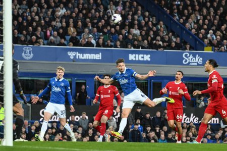 Foto de James Tarkowski de Everton se enfrenta al gol durante el partido de la Premier League Everton vs Liverpool en Goodison Park, Liverpool, Reino Unido, el 24 de abril 202 - Imagen libre de derechos