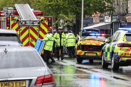 Téléchargez les photos : Quatre pompiers et services de secours incendie, plusieurs ambulances et plus de 20 voitures de police marquées et non marquées sont présents lors d'un incident majeur des services d'urgence sur Hessle Road, Hull, Royaume-Uni, 28 avril 2024 - en image libre de droit