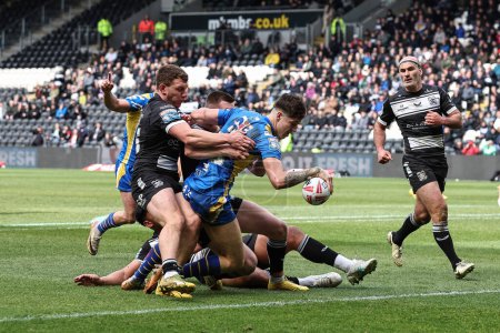 Photo for Riley Lumb of Leeds Rhinos goes over for a try to make it 4-4 on his debut during the Betfred Super League Round 9 match Hull FC vs Leeds Rhinos at MKM Stadium, Hull, United Kingdom, 28th April 202 - Royalty Free Image