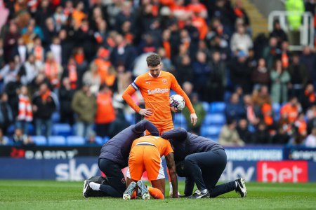 Photo for Marvin Ekpiteta of Blackpool receives medical treatment during the Sky Bet League 1 match Reading vs Blackpool at Select Car Leasing Stadium, Reading, United Kingdom, 27th April 202 - Royalty Free Image