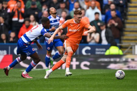 Téléchargez les photos : Sonny Carey of Blackpool and Clinton Mola of Reading battle for the ball during the Sky Bet League 1 match Reading vs Blackpool at Select Car Leasing Stadium, Reading, United Kingdom, 27th April 202 - en image libre de droit