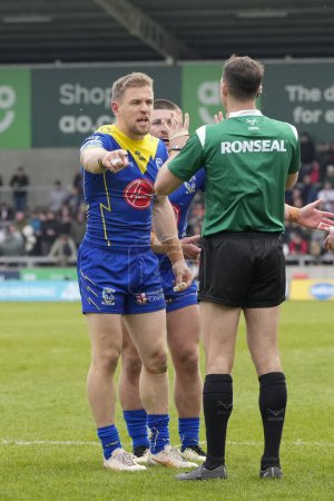 Photo for Matt Dufty of Warrington Wolves appeals to Referee James Vella after a decision during the Betfred Super League Round 9 match Salford Red Devils vs Warrington Wolves at Salford Community Stadium, Eccles, United Kingdom, 27th April 202 - Royalty Free Image