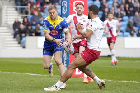Photo for Matt Dufty of Warrington Wolves fails to collect a kick through under the Salford Red Devils posts during the Betfred Super League Round 9 match Salford Red Devils vs Warrington Wolves at Salford Community Stadium, Eccles, United Kingdom, 27th April - Royalty Free Image