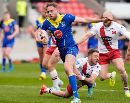 Photo for James Harrison of Warrington Wolves breaks a tackle from Ryan Brierley of Salford Red Devils during the Betfred Super League Round 9 match Salford Red Devils vs Warrington Wolves at Salford Community Stadium, Eccles, United Kingdom, 27th April 202 - Royalty Free Image