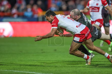 Photo for Peta Hiku of Hull KR runs in a 30 yard solo try to make it 16-0 during the Betfred Super League Round 9 match Hull KR vs Wigan Warriors at Sewell Group Craven Park, Kingston upon Hull, United Kingdom, 26th April 202 - Royalty Free Image