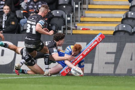Photo for Luis Roberts of Leeds Rhinos goes over but his leg is out of touch before the ball makes contact, no try during the Betfred Super League Round 9 match Hull FC vs Leeds Rhinos at MKM Stadium, Hull, United Kingdom, 28th April 202 - Royalty Free Image