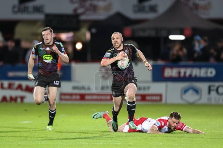 Photo for Liam Marshall of Wigan Warriors breaks after a failed tackle by former team mate Joe Burgess of Hull KR during the Betfred Super League Round 9 match Hull KR vs Wigan Warriors at Sewell Group Craven Park, Kingston upon Hull, United Kingdom, 26th Apri - Royalty Free Image