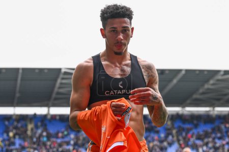 Photo for Jordan Lawrence-Gabriel of Blackpool gives his shirt to a fan at the end of thep Sky Bet League 1 match Reading vs Blackpool at Select Car Leasing Stadium, Reading, United Kingdom, 27th April 202 - Royalty Free Image