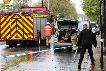 Foto de Cuatro bomberos y servicios de rescate de incendios, varias ambulancias y más de 20 coches de policía marcados y sin marcar están presentes durante un incidente importante de los servicios de emergencia en Hessle Road, Hull, Reino Unido, 28 de abril 202 - Imagen libre de derechos