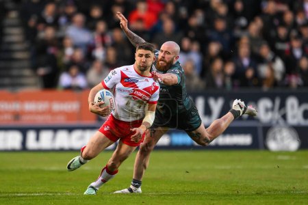 Téléchargez les photos : Tommy Makinson of St. Helens evades the tackle of Jake Bibby of Huddersfield Giants during the Betfred Super League Round 9 match St Helens vs Huddersfield Giants at Totally Wicked Stadium, St Helens, United Kingdom, 25th April 202 - en image libre de droit