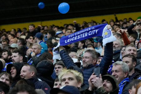 Foto de Los fans de Leicester City animan a su lado durante el Sky Bet Championship match Preston North End vs Leicester City en Deepdale, Preston, Reino Unido, 29 de abril 202 - Imagen libre de derechos