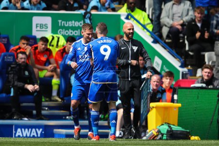 Photo for Jamie Vardy of Leicester City gives Marc Albrighton of Leicester City the captains armband during the Sky Bet Championship match Leicester City vs Blackburn Rovers at King Power Stadium, Leicester, United Kingdom, 4th May 2024 - Royalty Free Image