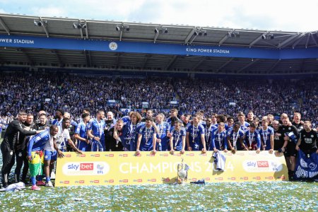 Téléchargez les photos : Leicester City lève le trophée du championnat après le Sky Bet Championship match Leicester City vs Blackburn Rovers au King Power Stadium, Leicester, Royaume-Uni, 4 mai 2024 - en image libre de droit