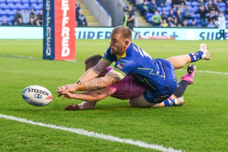 Photo for Matt Dufty of Warrington Wolves just fails to ground the ball ahead of Mikey Lewis of Hull KR during the Betfred Super League Round 11 match Warrington Wolves vs Hull KR at Halliwell Jones Stadium, Warrington, United Kingdom, 9th May 2024 - Royalty Free Image