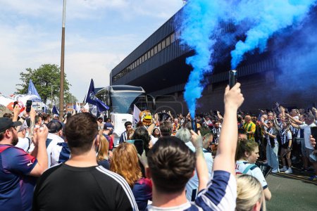 Photo for West Bromwich Albion fans welcome the team coach ahead of the Sky Bet Championship Play-Off Semi-Final First Leg match West Bromwich Albion vs Southampton at The Hawthorns, West Bromwich, United Kingdom, 12th May 2024 - Royalty Free Image