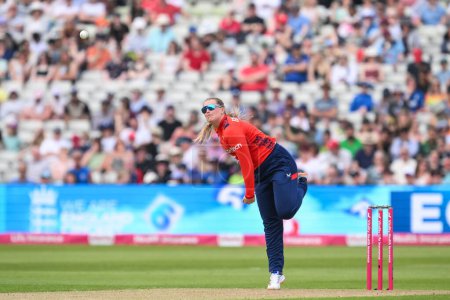 Foto de Sophie Ecclestone de Inglaterra entrega la pelota durante el primer partido internacional T20 Inglaterra vs Pakistán mujeres en Edgbaston, Birmingham, Reino Unido, 11 de mayo de 2024 - Imagen libre de derechos