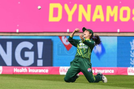 Téléchargez les photos : Natalia Parvaiz du Pakistan célèbre la capture d'Amy Jones d'Angleterre au bowling de Sadia Iqbal du Pakistan lors du premier match international T20 Angleterre femmes vs Pakistan femmes à Edgbaston, Birmingham, Royaume-Uni, 11 mai 2024 - en image libre de droit
