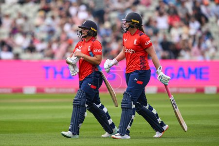 Téléchargez les photos : Danielle Gibson d'Angleterre et Sophie Ecclestone d'Angleterre quittent le terrain à la fin des manches d'Angleterre lors du premier match international T20 Angleterre femmes vs Pakistan femmes à Edgbaston, Birmingham, Royaume-Uni, 11 mai 2024 - en image libre de droit