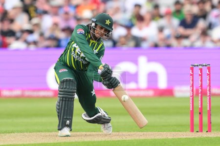 Téléchargez les photos : Sadia Iqbal du Pakistan conduit le ballon pendant 2 manches lors du premier match international T20 Angleterre femmes vs Pakistan femmes à Edgbaston, Birmingham, Royaume-Uni, 11 mai 2024 - en image libre de droit