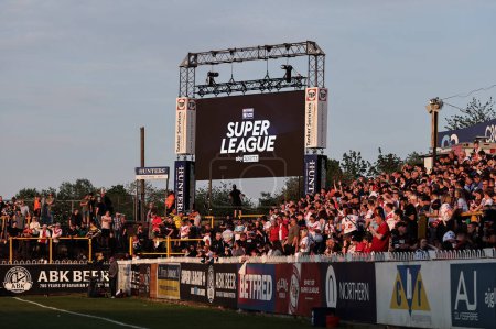 Photo for The sun set over The Mend-A-Hose Jungle large LCD screen during the Betfred Super League Round 11 match Castleford Tigers vs St Helens at The Mend-A-Hose Jungle, Castleford, United Kingdom, 10th May 2024 - Royalty Free Image