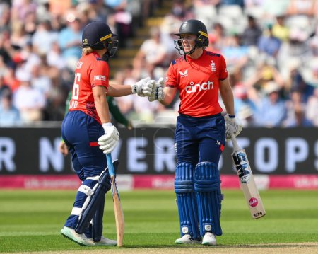 Téléchargez les photos : Heather Knight d'Angleterre et Danielle Gibson d'Angleterre cognent les poings entre les deux pendant le premier match international T20 Angleterre femmes vs Pakistan femmes à Edgbaston, Birmingham, Royaume-Uni, 11 mai 2024 - en image libre de droit