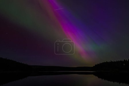 aurores boréales au-dessus du Yorkshire au réservoir Langsett, Barnsley, Royaume-Uni, 10 mai 2024 