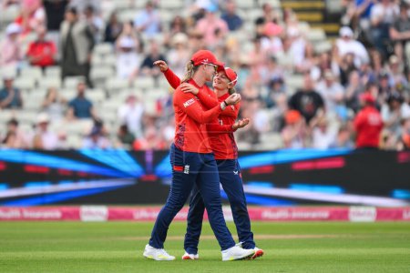 Téléchargez les photos : Freya Kemp, d'Angleterre, célèbre sa prise pour congédier Sadia Iqbal, du Pakistan, du bowling de Lauren Bell, d'Angleterre, lors du premier match international T20 Angleterre femmes vs Pakistan femmes à Edgbaston, Birmingham, Royaume-Uni, le 11 mai 2024 - en image libre de droit