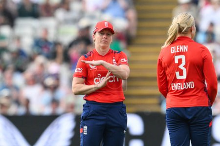 Téléchargez les photos : Heather Knight d'Angleterre signale un examen lors du premier match international T20 Angleterre femmes vs Pakistan femmes à Edgbaston, Birmingham, Royaume-Uni, 11 mai 2024 - en image libre de droit