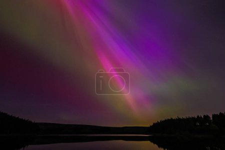 Northern Lights over Yorkshire at Langsett Reservoir, Barnsley, Reino Unido, 10 de mayo de 2024 