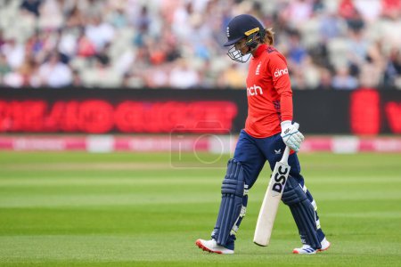 Téléchargez les photos : Danielle Wyatt d'Angleterre est capturée par Gull Feroz au bowling de Sadia Iqbal du Pakistan lors du premier match international T20 Angleterre femmes vs Pakistan femmes à Edgbaston, Birmingham, Royaume-Uni, 11 mai 2024 - en image libre de droit
