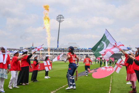 Foto de Maia Bouchier de Inglaterra entra al campo antes del primer partido internacional de T20 Inglaterra vs Pakistán femenino en Edgbaston, Birmingham, Reino Unido, el 11 de mayo de 2024 - Imagen libre de derechos