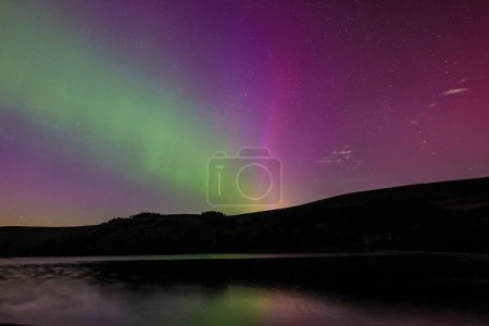 Northern Lights over Derwent Dam, Bamford, The Peak District National Park, Royaume-Uni, 10 mai 2024 